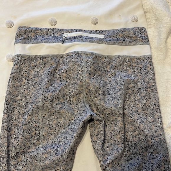 Lululemon cropped leggings - Picture 2 of 3